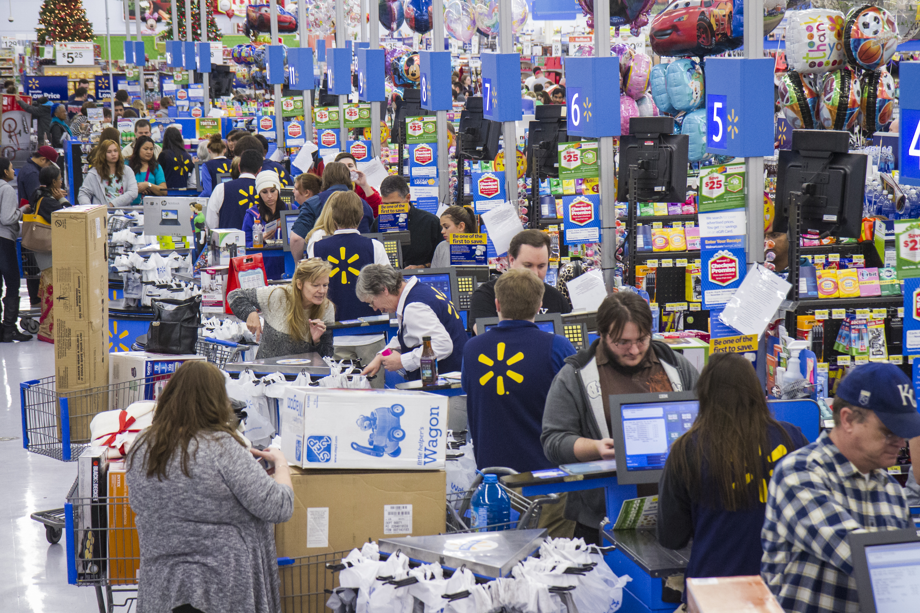 Customers wrap up their holiday shopping during Walmart's Black Friday3000 x 2000