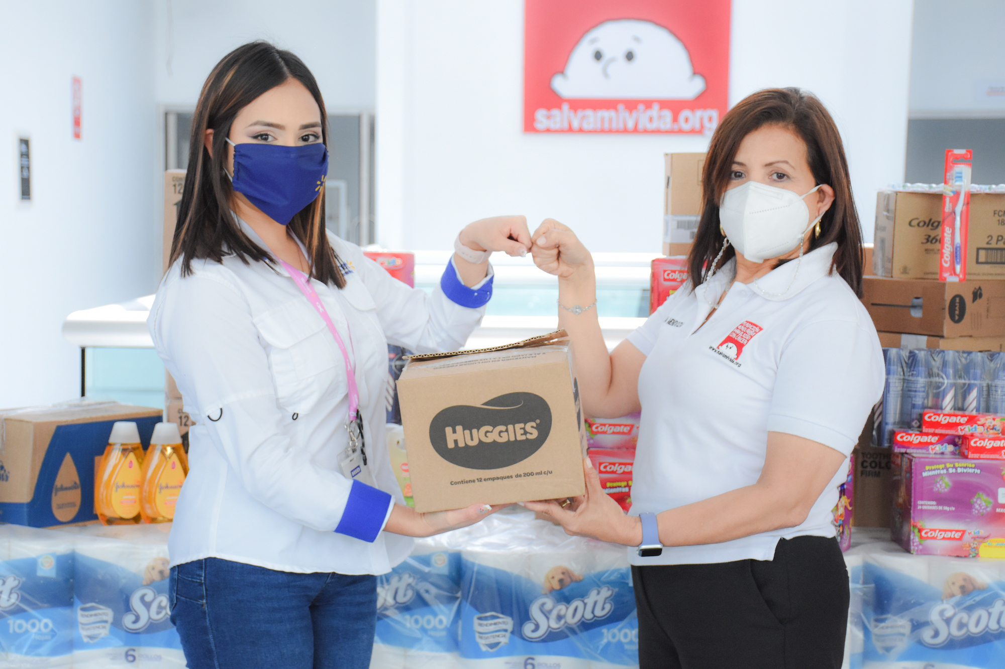 Walmart Honduras dona kits de higiene para los niños con cáncer y sus familias